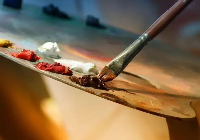 Pincel sobre paleta de colores