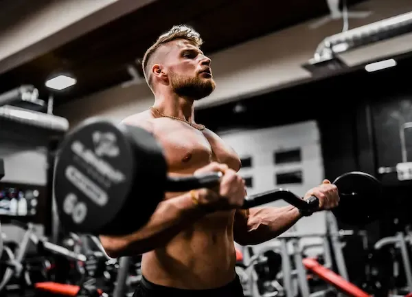 Hombre levantando pesas en un gimnasio