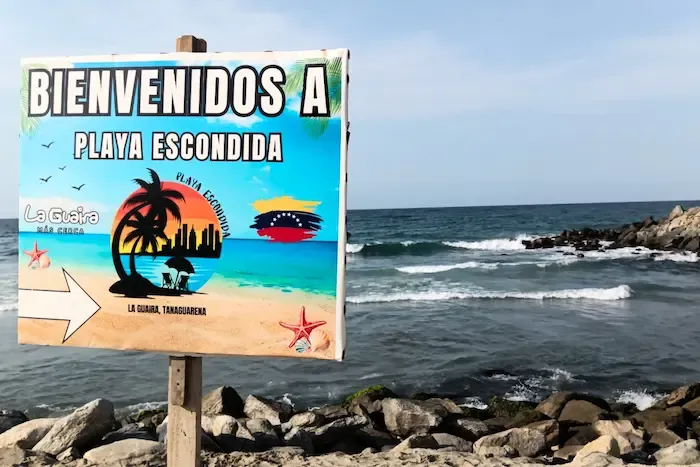 Señalización que indica la ruta hacia Playa Escondida, en el Esatado la Guaira de Venezuela.