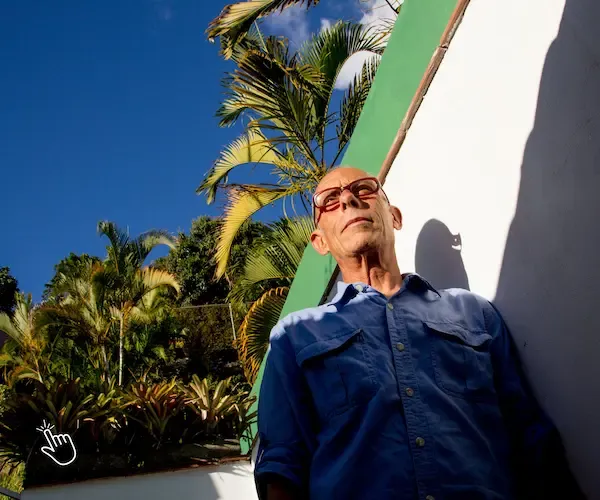 Retrato del artista plástico y cineasta Aureliano Alfonzo Torres durante una soleada tarde en el jardín de su casa.