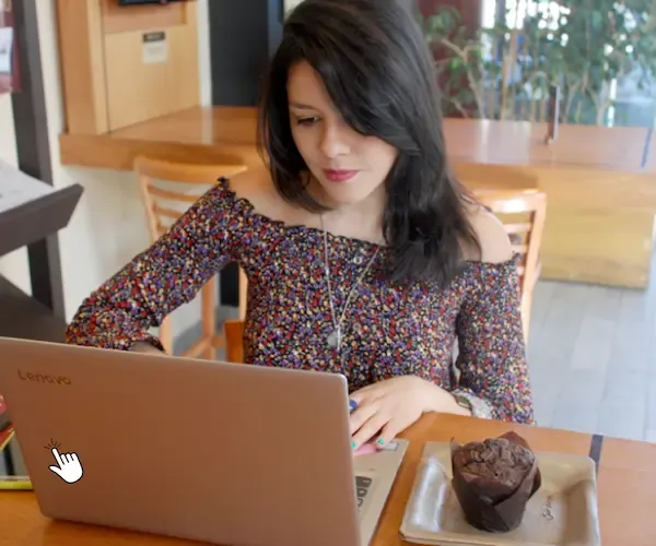 Retrato de Samantha Mesones durante su jornada de trabajo al frente de su moderna laptop.