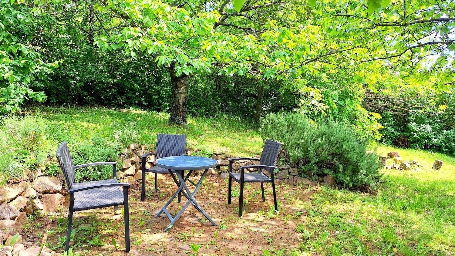 A Vadszőlő – Wild Grape badacsonyi vendégház romantikus kertje kerti bútorokkal