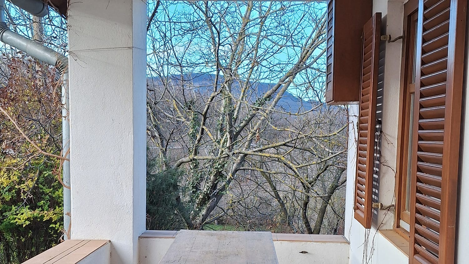 Őszi panoráma a Badacsonyra a Vadszőlő – Wild Grape badacsonyi vendégház vadszőlővel befutott verandájáról