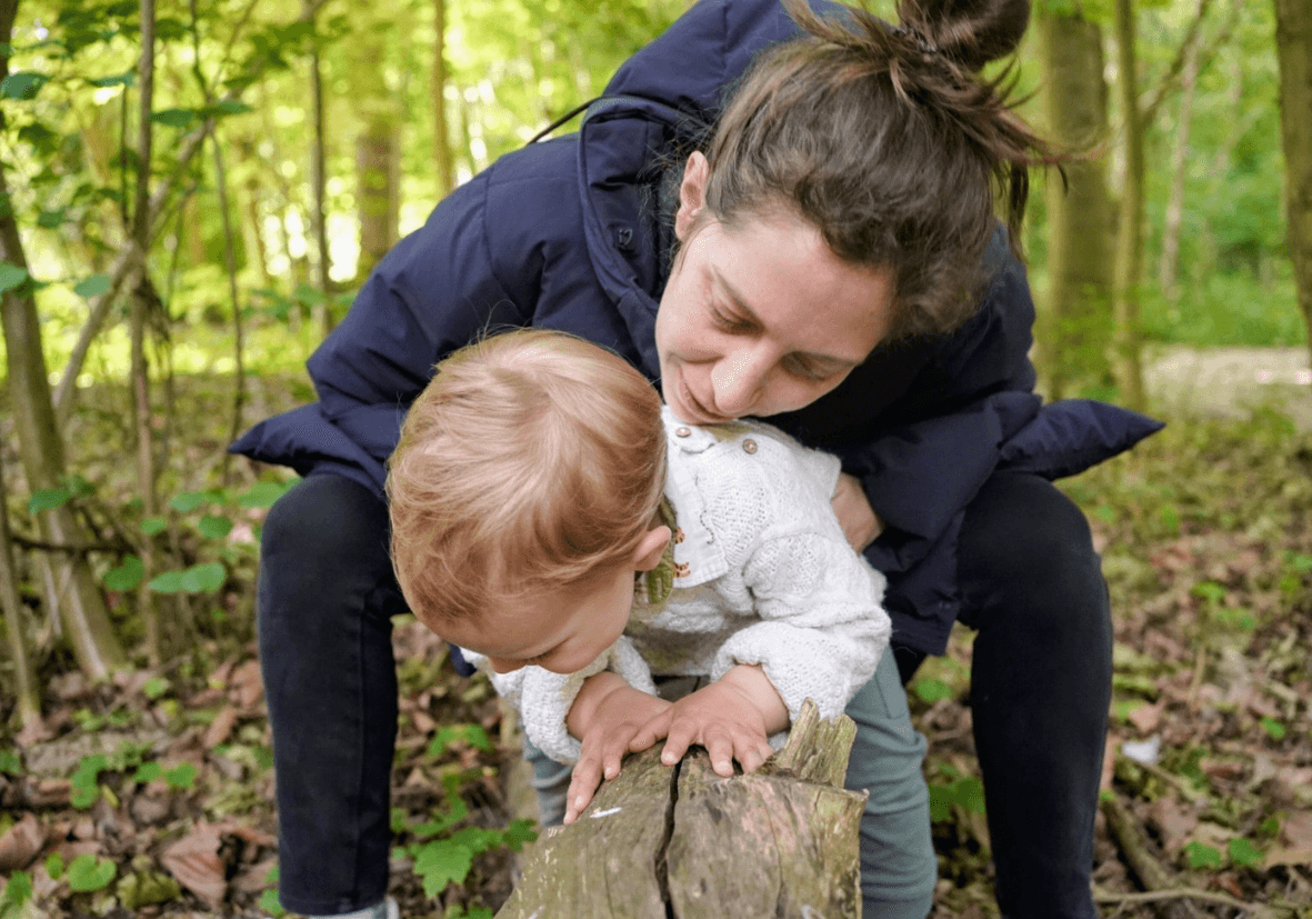 maman et son bébé dans la forêt