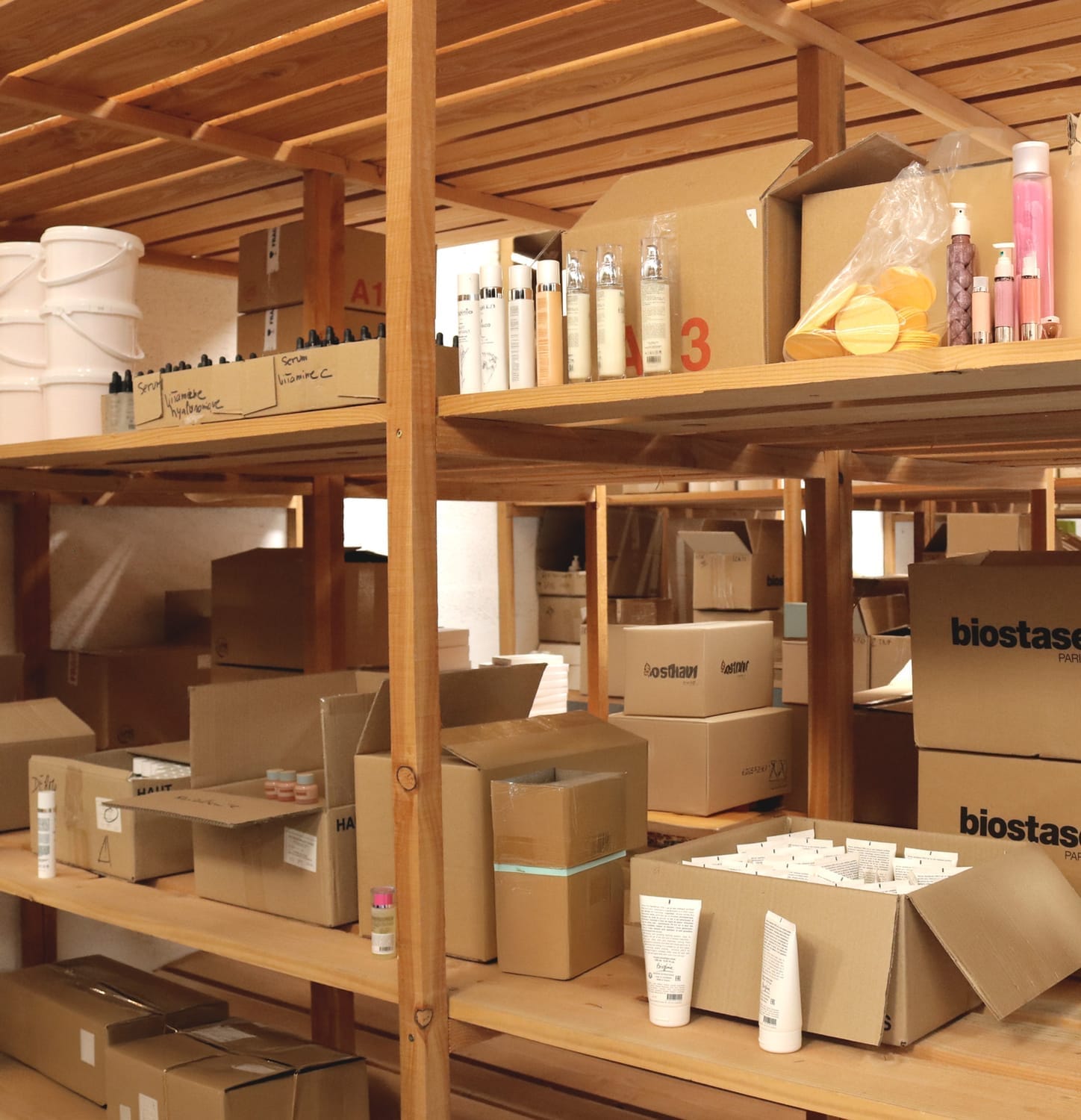 Stockage produits cosmétiques entrepôt logistique e-commerce Charente