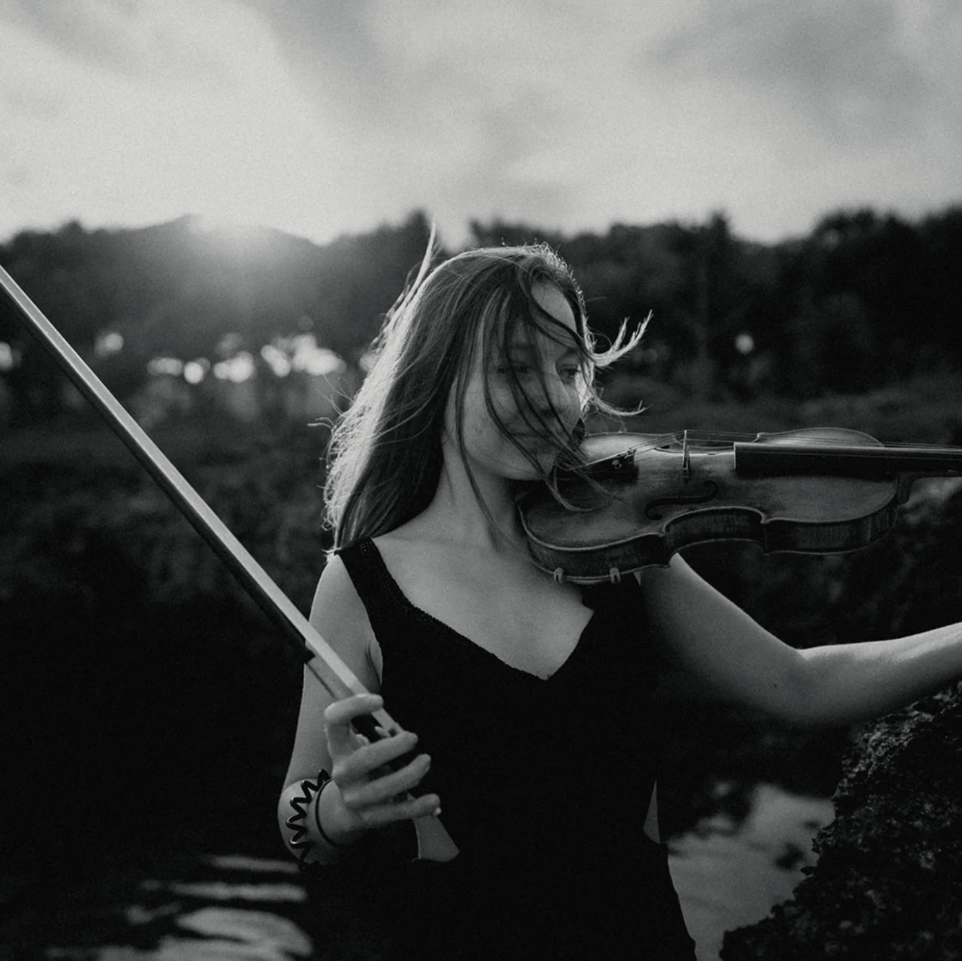 Camille CRETIER, professeur de musique et violoniste - photo en noir et blanc 
