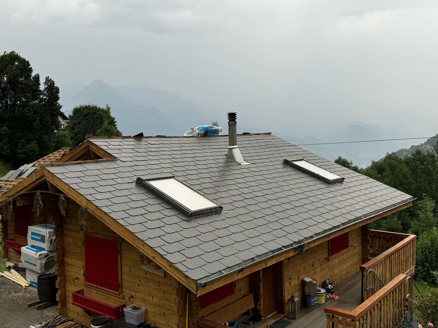 Toiture rénovée avec nouvelle couverture et deux velux, vue sur la vallée