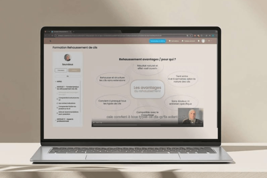 Photo de la formatrice de dos avec une tablette dans la main avec une image de prestations