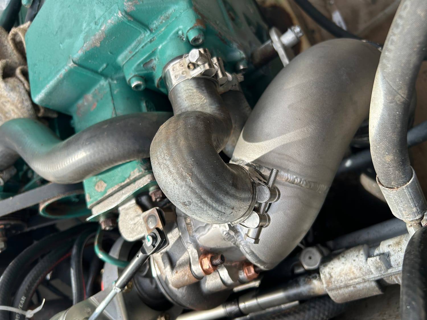 Coude d’échappement inox monté sur moteur Volvo Penta TAMD22