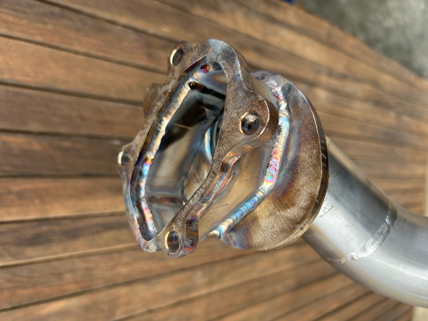 Soudures TIG sur la bride du coude d’échappement inox TAMD22