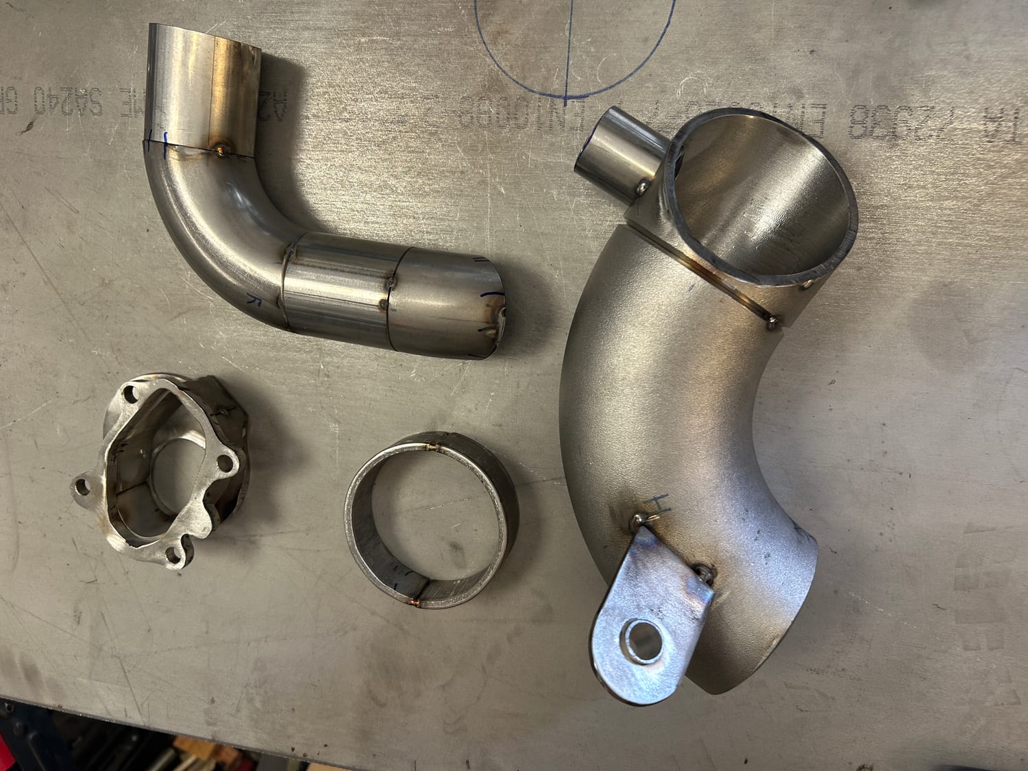 Éléments du coude d’échappement inox TAMD22 avant assemblage