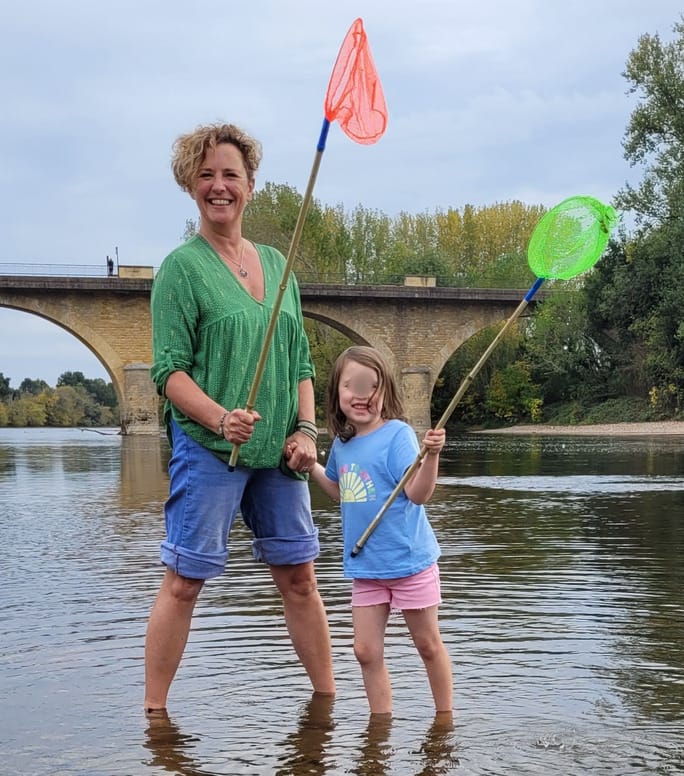 Jenny with children enjoying a nature adventure in the Dordogne River