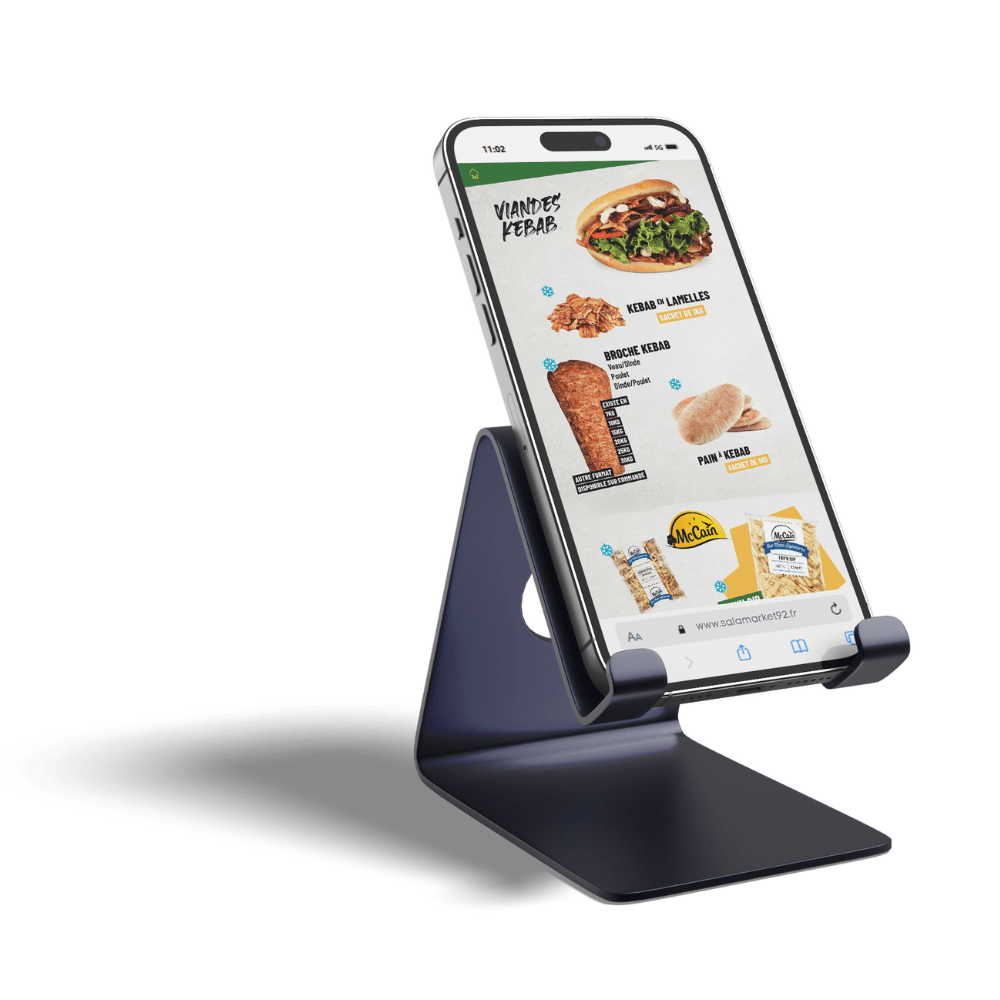 Smartphone affichant le catalogue digital de produits halal pour fast foods sur Salamarket, incluant viandes kebab, pain et sauces, consultable en ligne