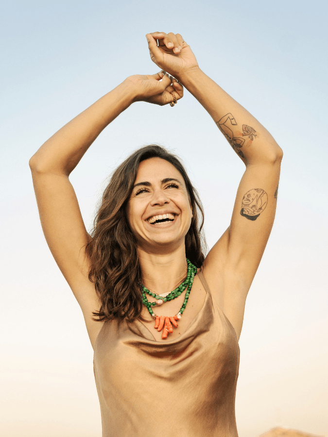 Clémence Balley, bras levés, riant face au ciel