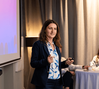 Jolanta Valentin prowadzi prelekcję o finansach, wartościach i pracy z klientkami podczas wydarzenia networkingowego SMARTSIST.