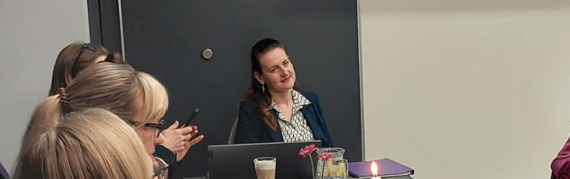 Jolanta Valentin prowadzi rozmowę przy stoliku z uczestniczkami warsztatu Bombonierka.