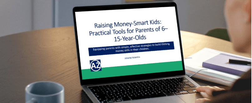 Kobieta ogląda prezentację ‘Raising Money Smart Children’ podczas warsztatu Parent’s Network.