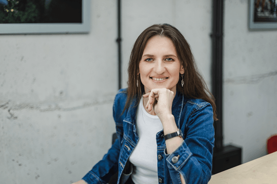 Jolanta Valentin patrzy prosto w obiektyw — portret w sekcji O mnie