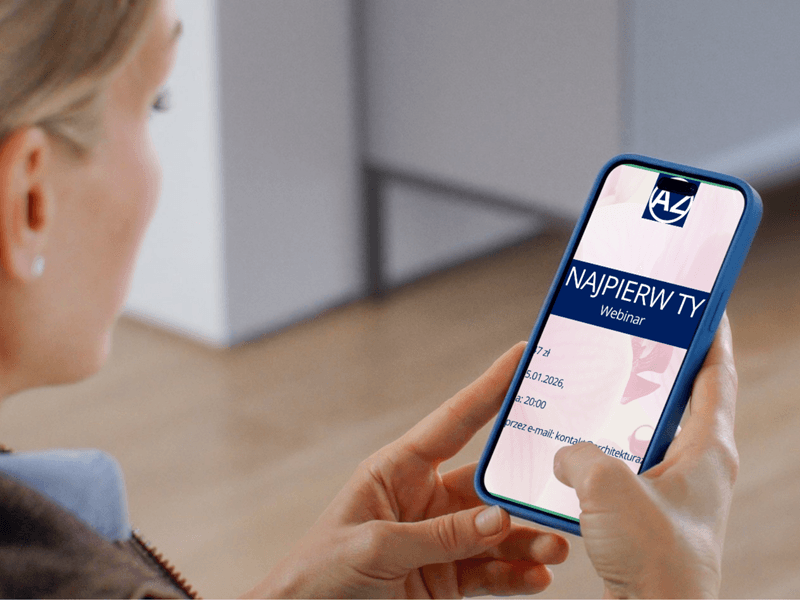 Kobieta zamawia webinar przez telefon — manualny zapis