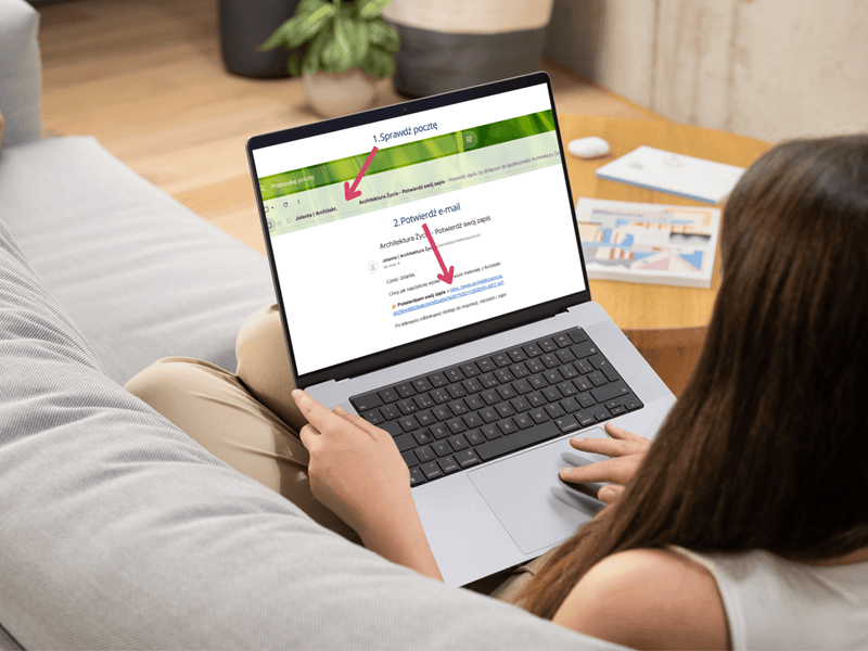 Kobieta siedzi na kanapie z laptopem i otwiera wiadomość z linkiem potwierdzającym zapis