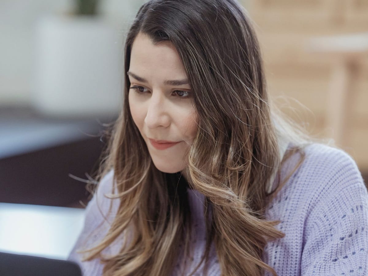 Kobieta w skupieniu pracuje nad swoim Planem B i finansowym bezpieczeństwem