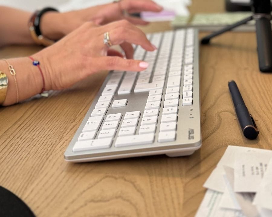 Mains sur un clavier, bureau de Virginie Morelli
