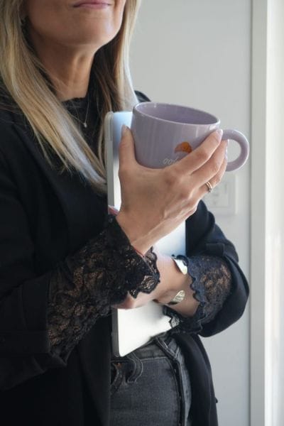 Virginie Morelli au travail, une tasse de café à la main