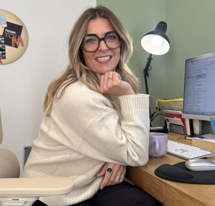 Virginie Morelli à son bureau, Poppins Gestion