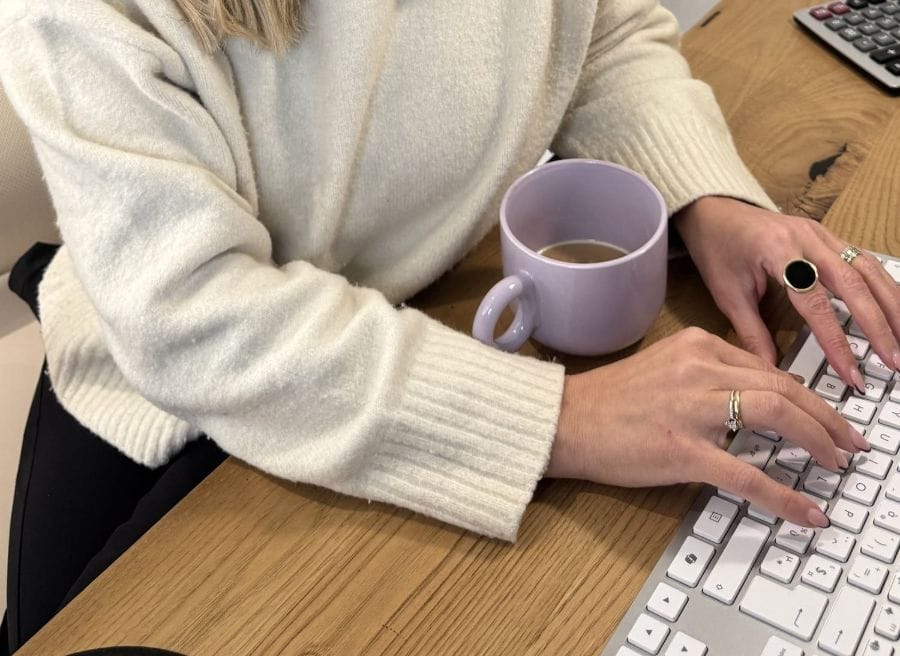 Virginie Morelli au clavier, tasse de café