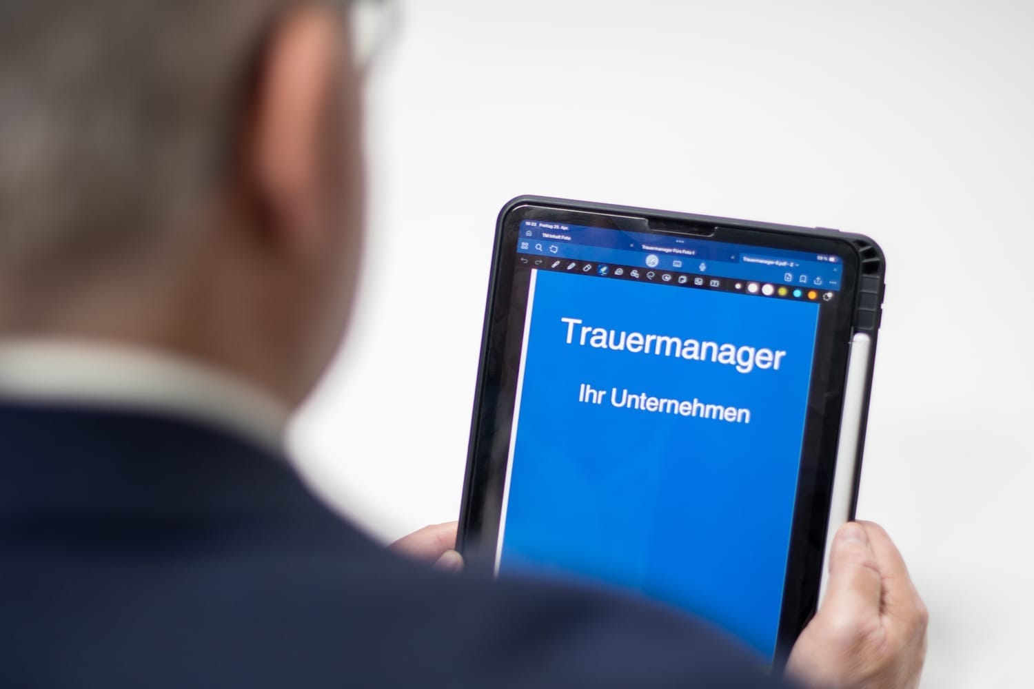 Stefan Hund stellt dem Kunden seinen individuellen Trauermanager vor.