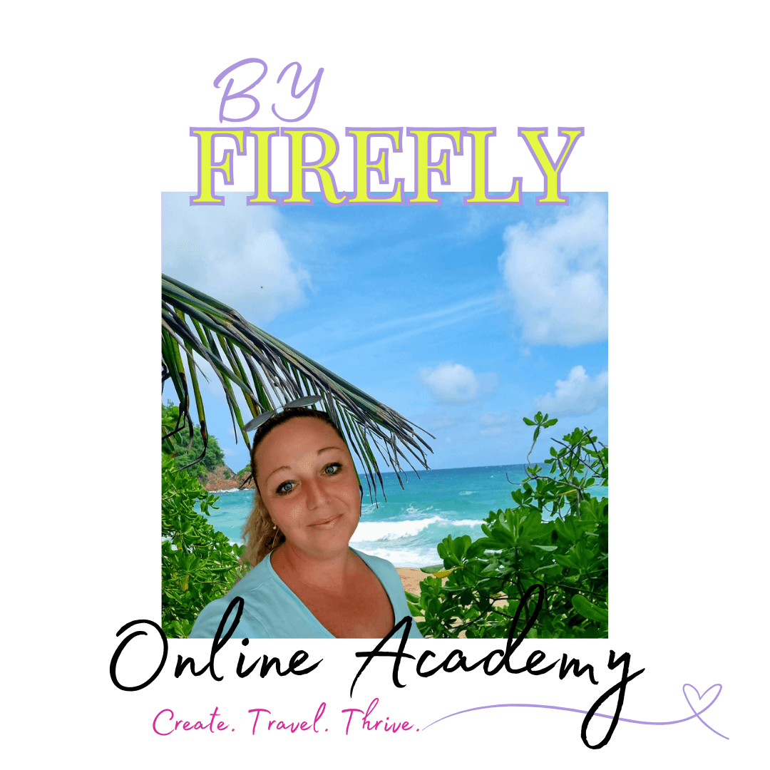 By Firefly Online Academy – Create, Travel, Thrive. Alenka Fric s tropskim ozadjem na plaži.