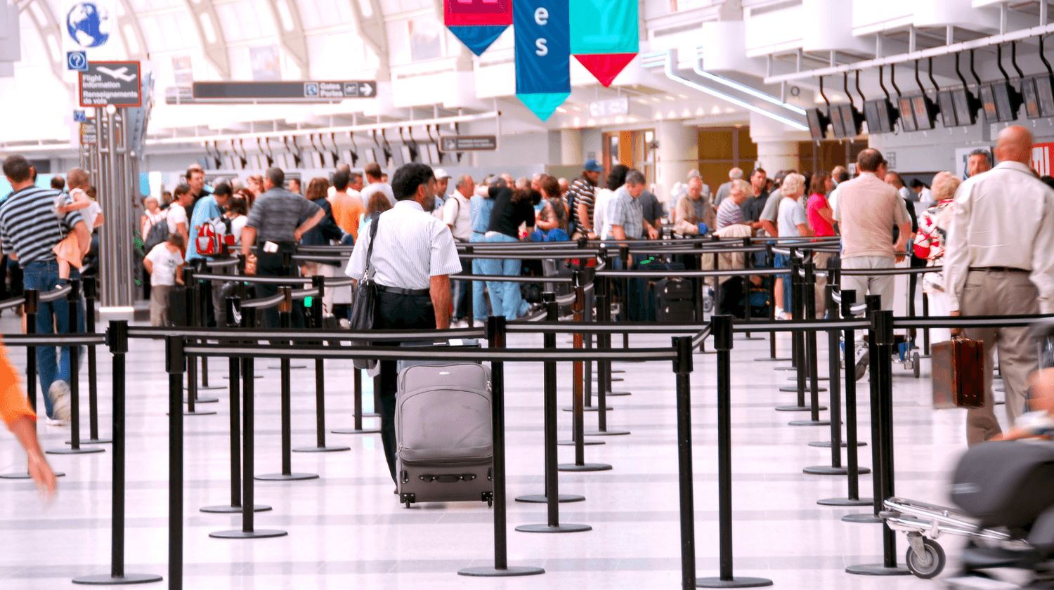 Crowded airport queue – arrival day tips for relocation, airport transfers, and logistics abroad.
