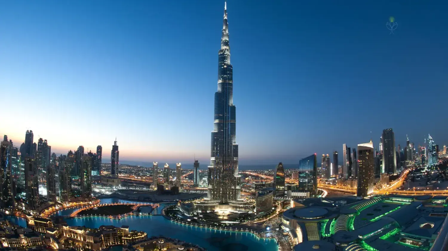 Panoramic skyline of Dubai with Burj Khalifa at dusk — first impressions turning into everyday life in the city.