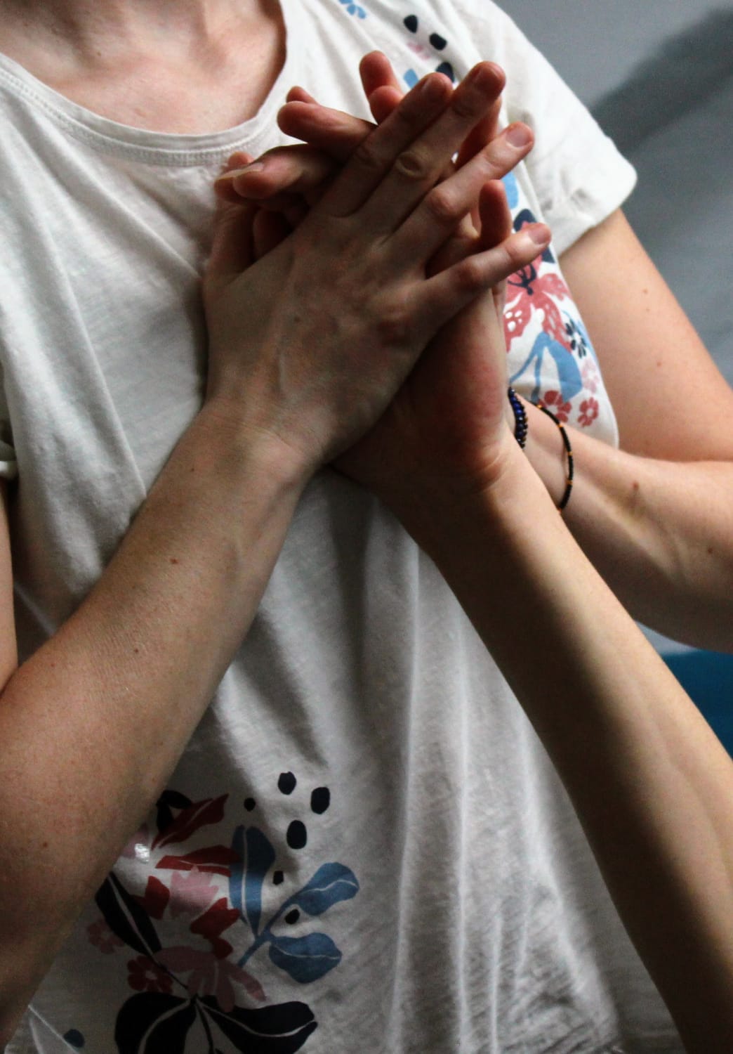 Zenthai Shiatsu sessie in Brugge — ondersteunde stretches en zachte druk