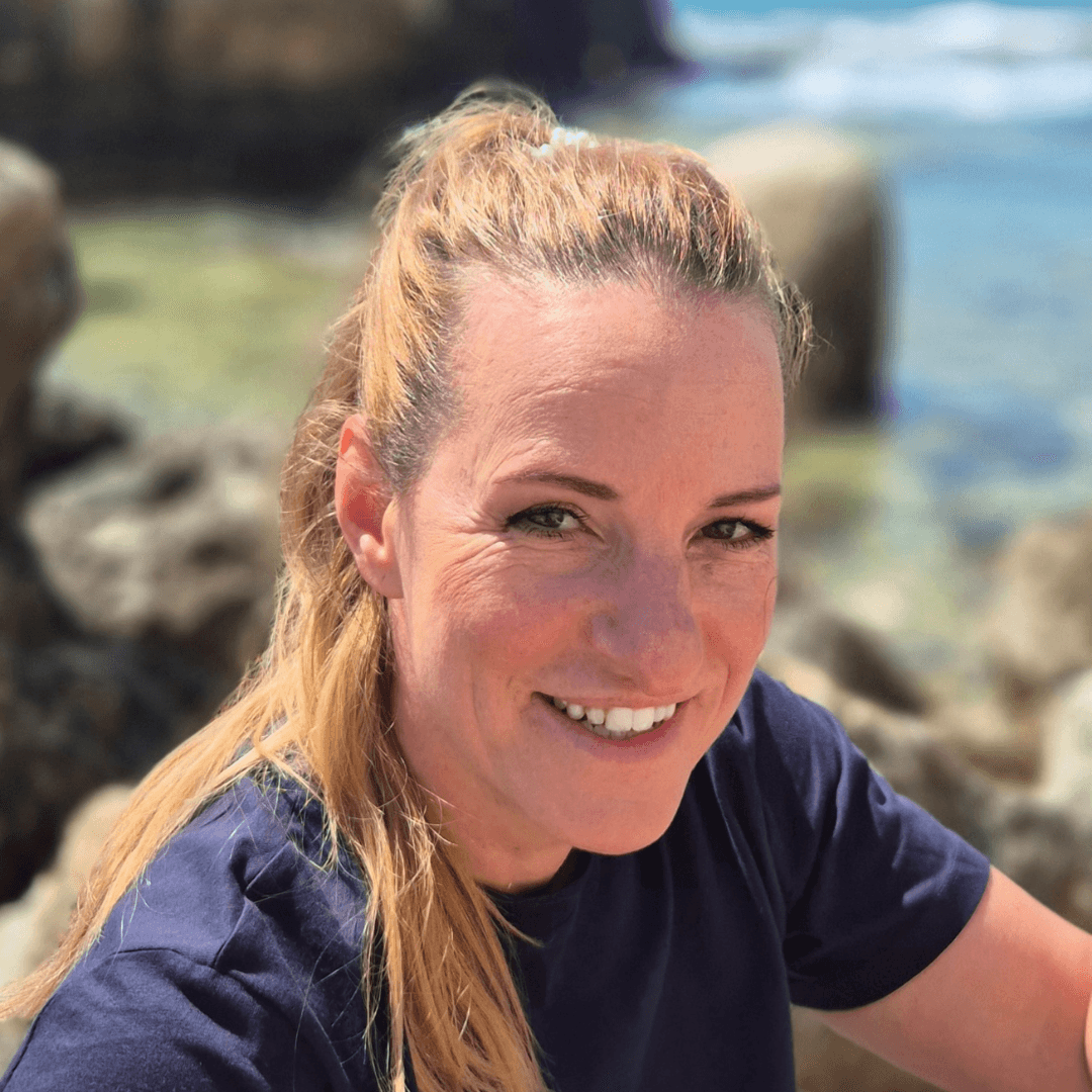 Alissa Schenkel lächelt am Meer