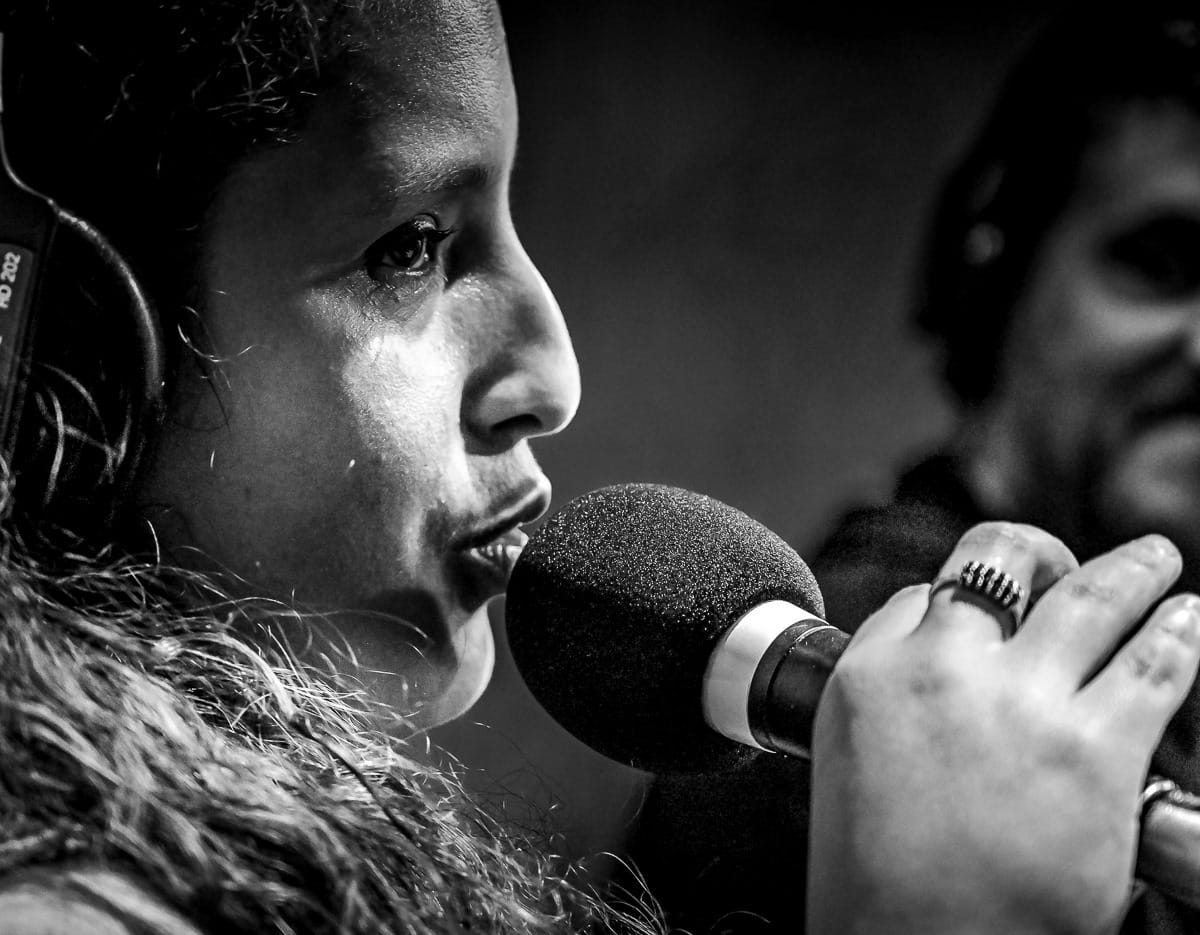 Jessica Lebbe, au micro, réalise une entrevue en direct à la radio.