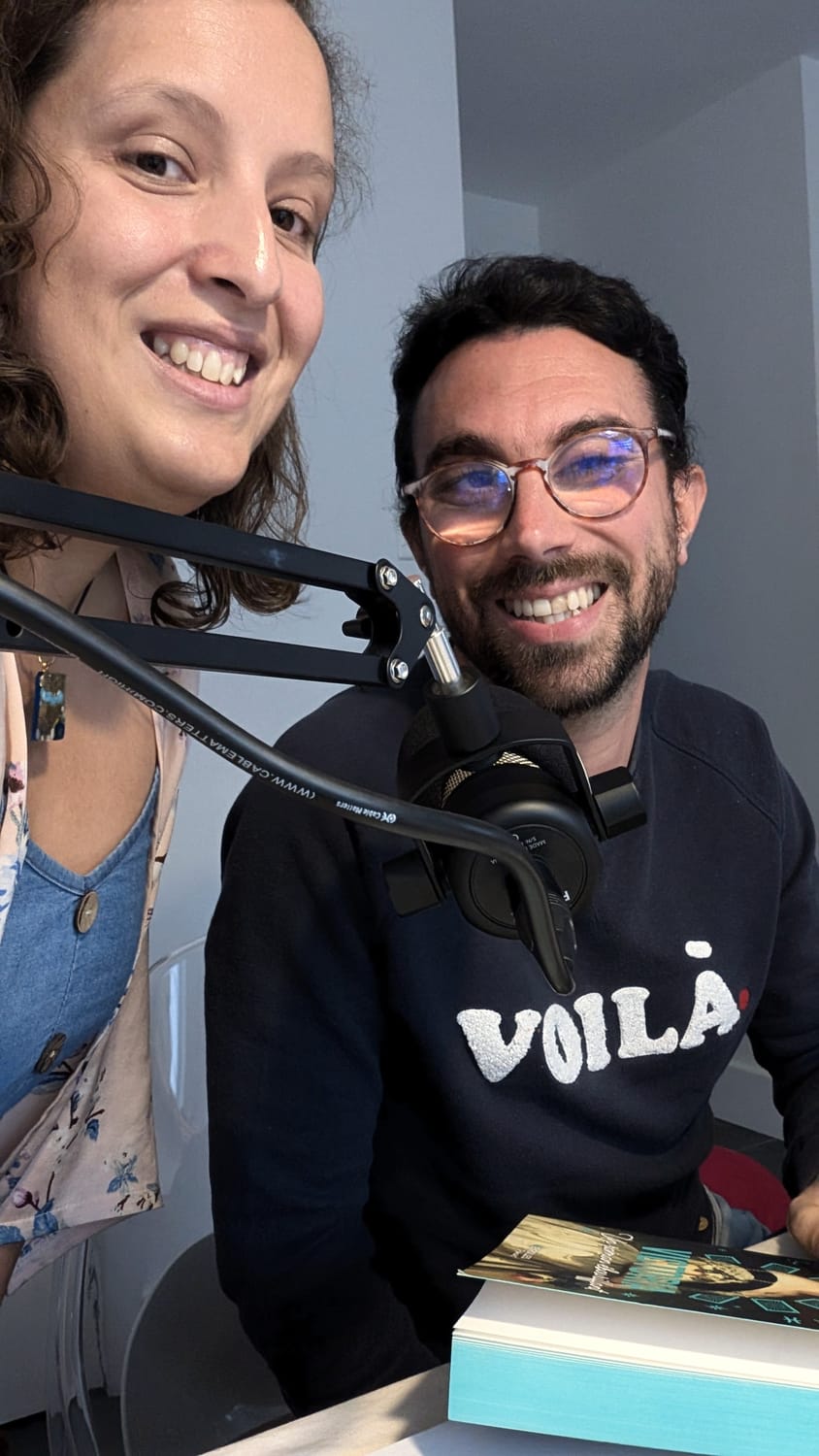 L'intervieweuse (Jessica Lebbe) rencontre le journaliste et auteur Olivier Collet à Québec - octobre 2024.