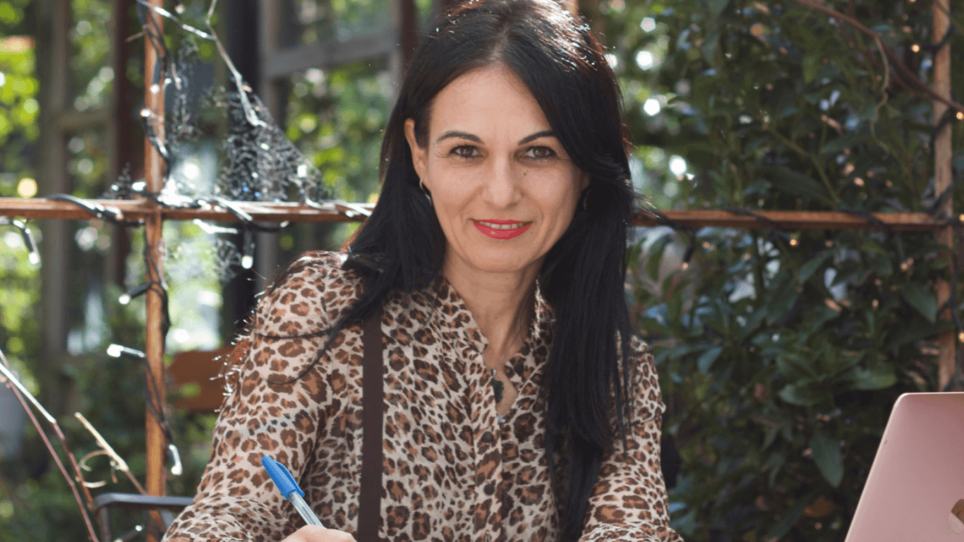 Dora Nikols mindset coach, personal brand coach and speaker helping women discover their purpose and build a personal brand.