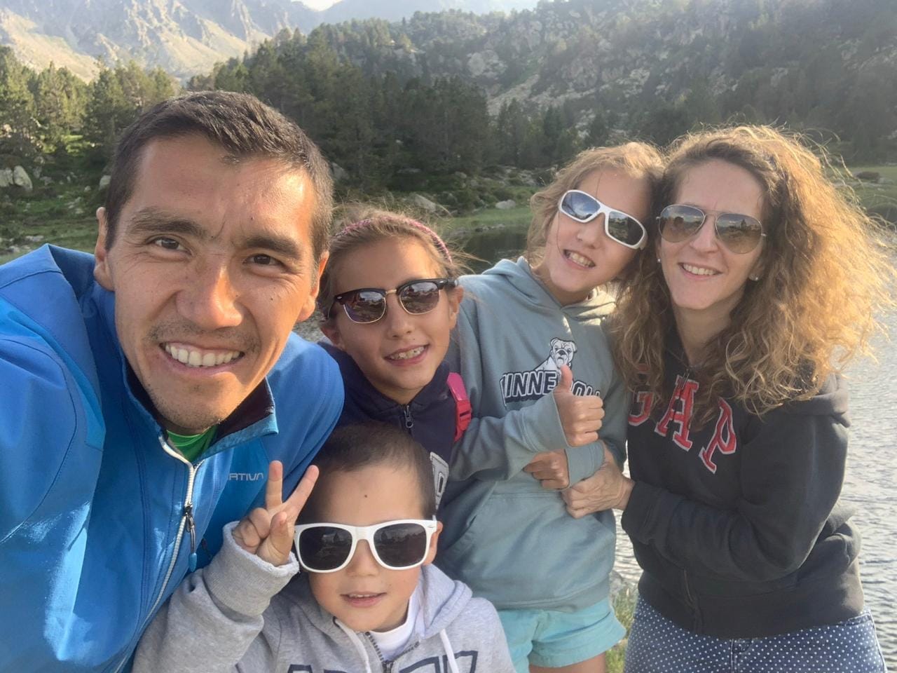 Martha, Berko et leurs trois enfants en montagne