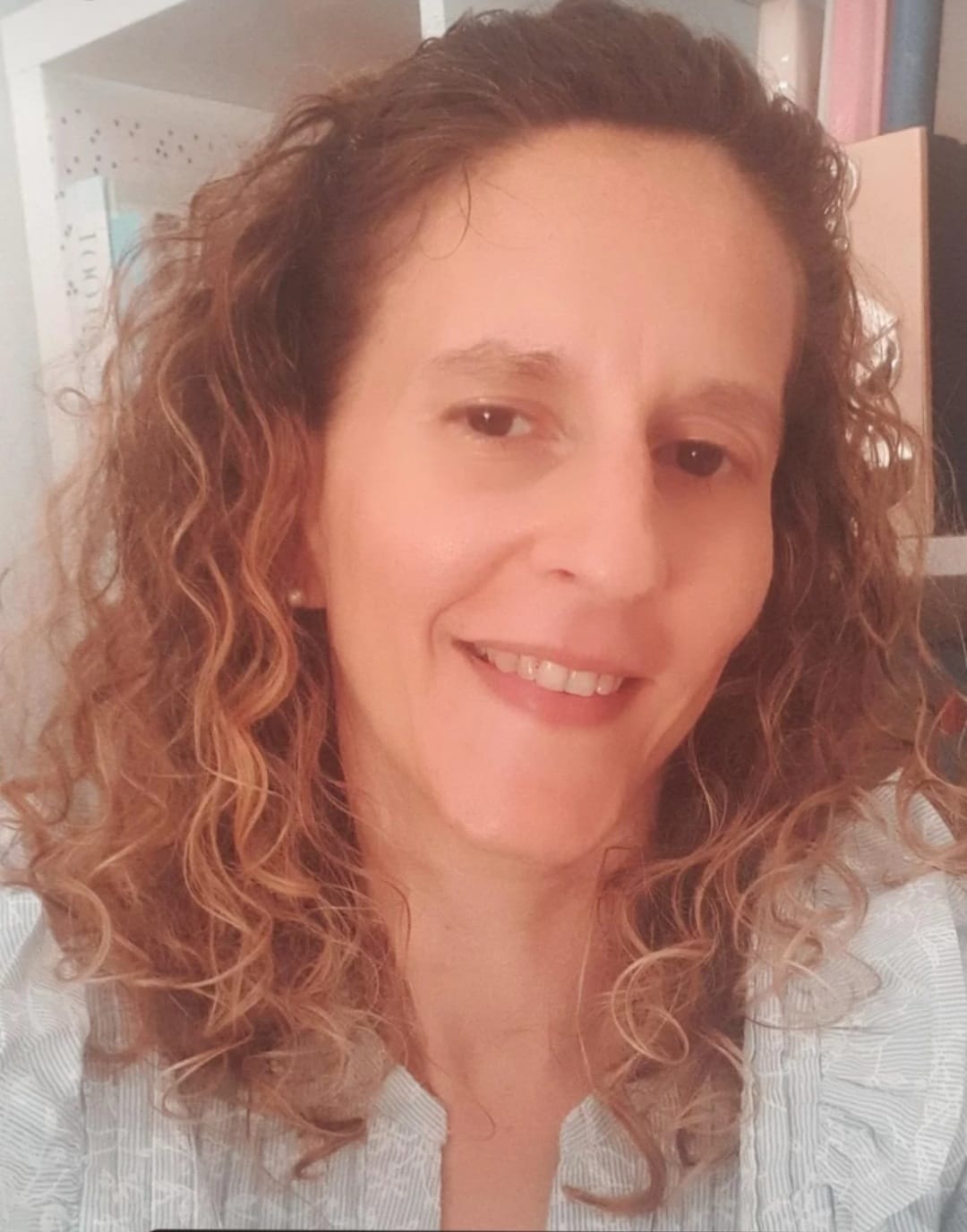 Martha, souriante, face à toi