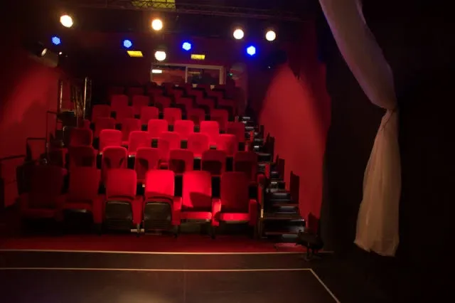 La salle du Théâtre du Têtard à Marseille cours théâtre ado adultes compagnie les ames à nu