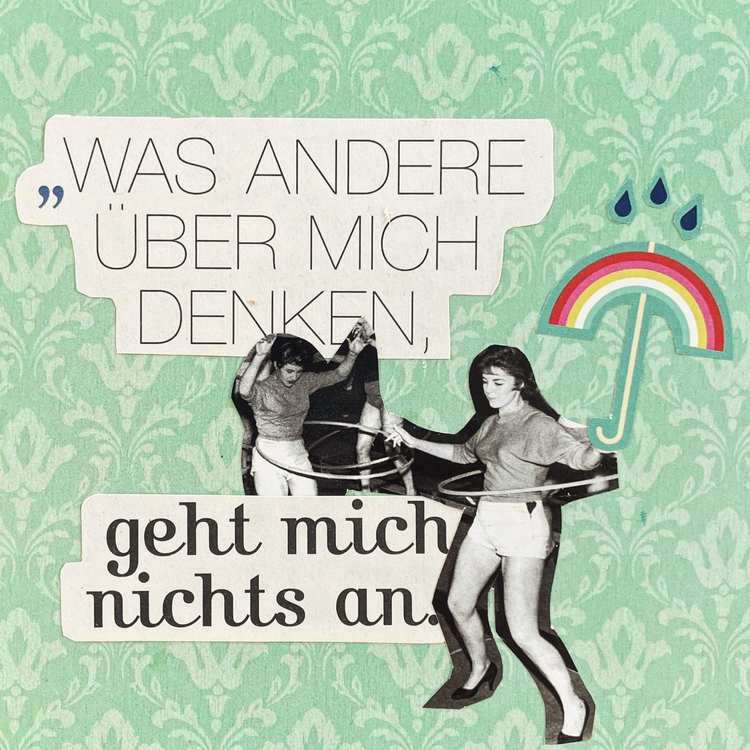Collage aus Papier auf Holz. Eine Retrotapete im Hintergrund mit einem kleinen Text