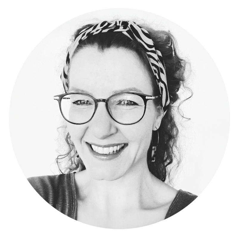 SW Portrait der Fotografin Julia Teine. Das Bild ist rund und steht auf der Über Mich Seite