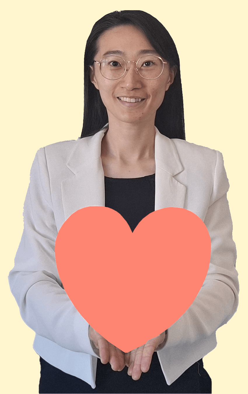 Fondatrice d’EMOLIA, professeure des écoles spécialisée en éducation émotionnelle, tenant un cœur pour symboliser l’accompagnement des enfants et des familles vers plus de sérénité.