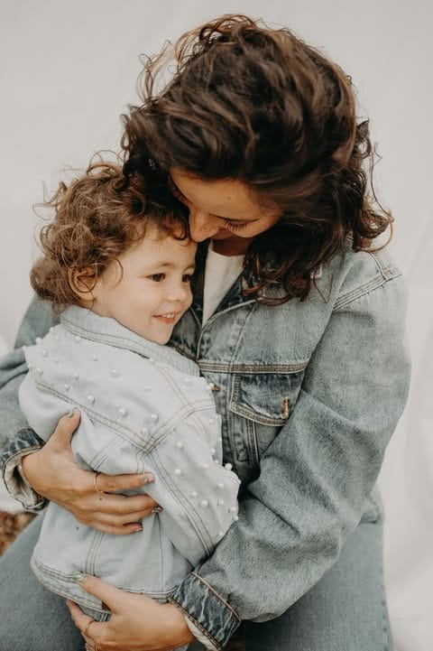 Romane Rollandin, coach en parentalité et thérapeute EMOLIA, accompagnant un enfant avec bienveillance pour soutenir les familles et le développement émotionnel.