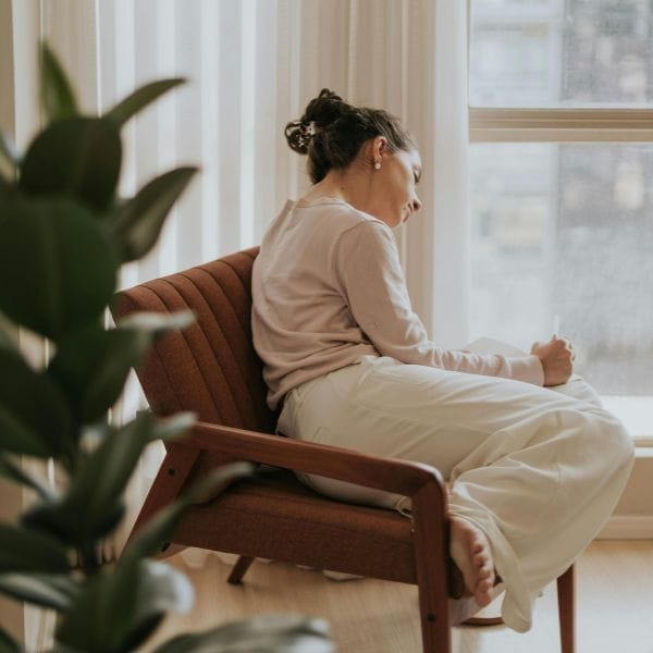 Mujer sentada en silencio sintiéndose perdida y confundida por su ansiedad