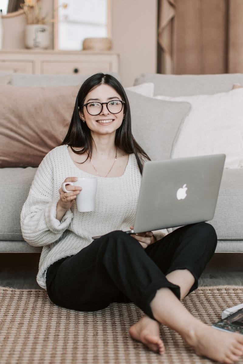 Mujer tranquila en casa iniciando su primer paso para entender y calmar la ansiedad