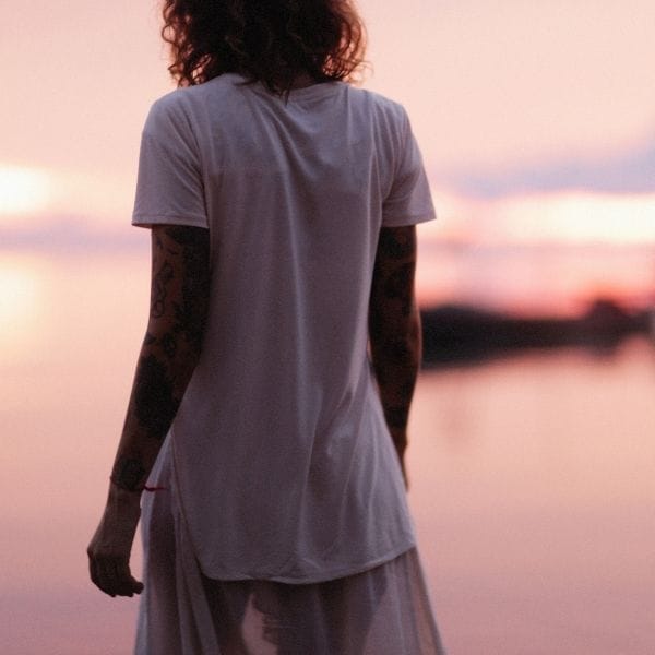 Mujer sentada en silencio sintiéndose perdida y confundida por su ansiedad