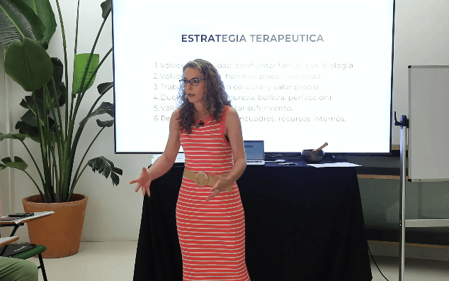 Elvira Llorente impartiendo formación terapéutica sobre la estrategia terapéutica en casos de ansiedad