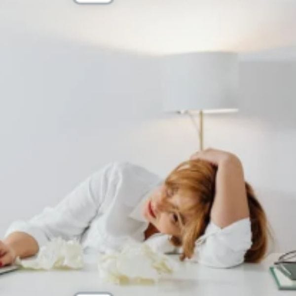 Mujer agotada con ansiedad crónica cuando el cuerpo sigue en alerta pese a entenderlo mentalmente